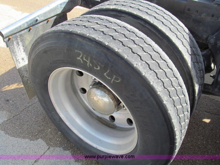 image for item D3077 1995 Freightliner FLD120 semi truck