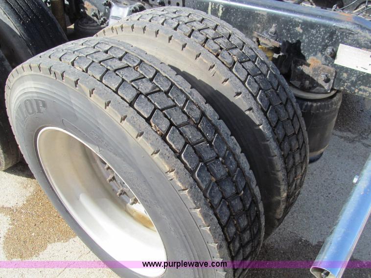 image for item D3077 1995 Freightliner FLD120 semi truck