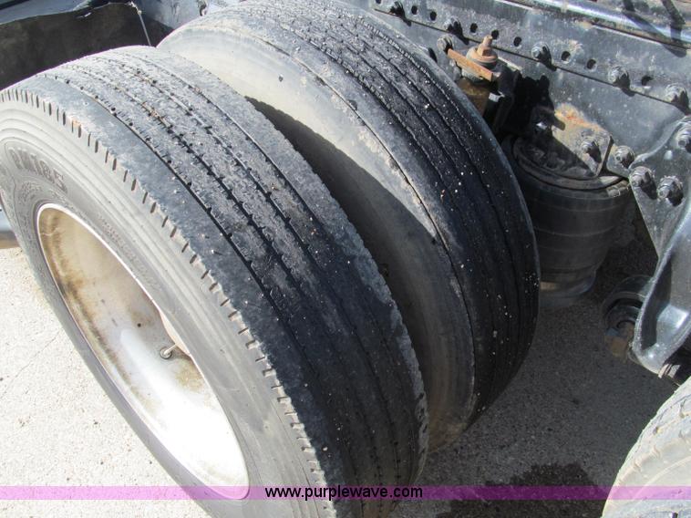 image for item D3077 1995 Freightliner FLD120 semi truck