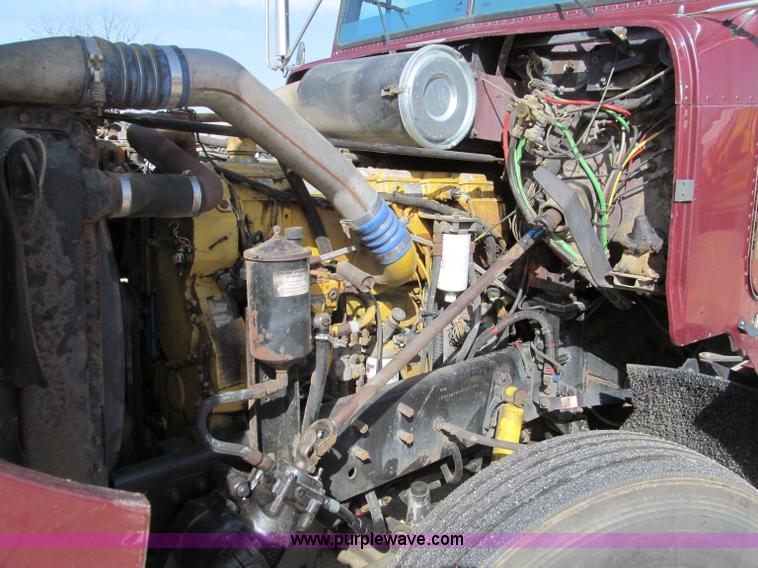 image for item D3077 1995 Freightliner FLD120 semi truck