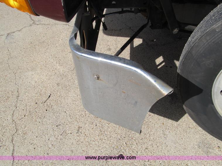 image for item D3077 1995 Freightliner FLD120 semi truck