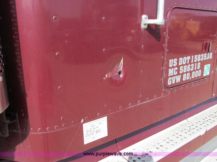 image for item D3077 1995 Freightliner FLD120 semi truck