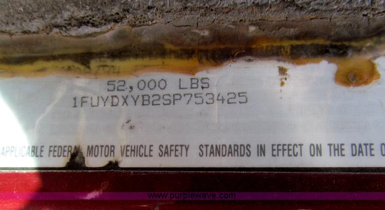 image for item D3077 1995 Freightliner FLD120 semi truck