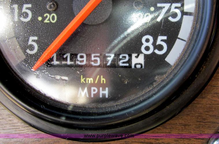 image for item D3077 1995 Freightliner FLD120 semi truck