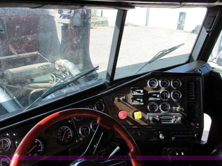 image for item D3077 1995 Freightliner FLD120 semi truck