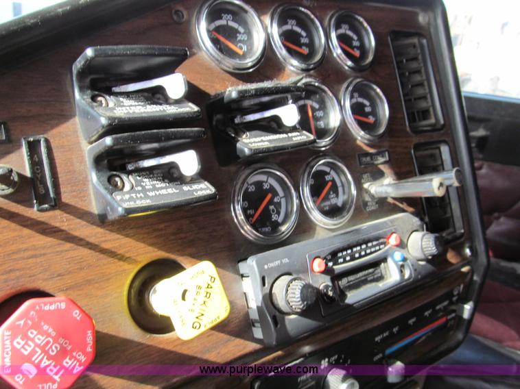 image for item D3077 1995 Freightliner FLD120 semi truck