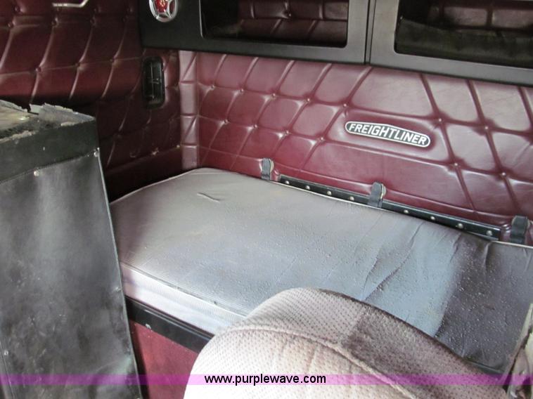 image for item D3077 1995 Freightliner FLD120 semi truck