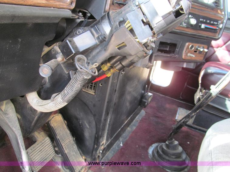 image for item D3077 1995 Freightliner FLD120 semi truck