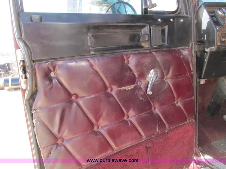 image for item D3077 1995 Freightliner FLD120 semi truck