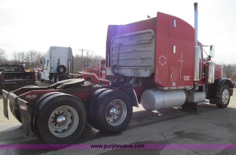 image for item D3078 1993 Peterbilt 379 semi truck
