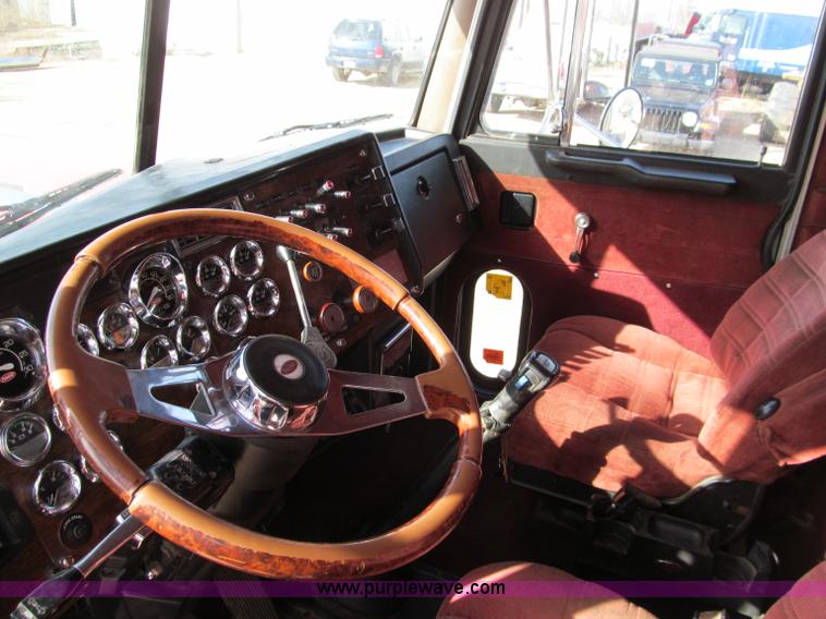 image for item D3078 1993 Peterbilt 379 semi truck