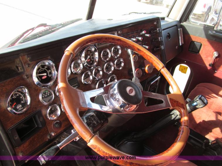 image for item D3078 1993 Peterbilt 379 semi truck