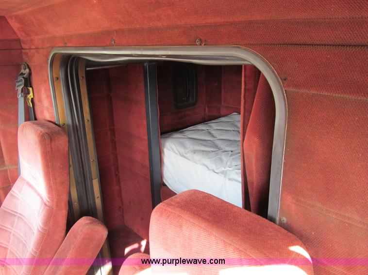 image for item D3078 1993 Peterbilt 379 semi truck