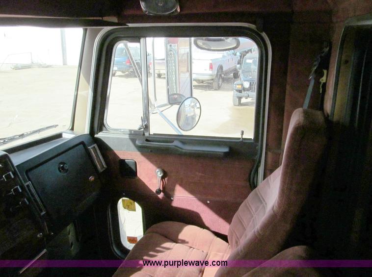 image for item D3078 1993 Peterbilt 379 semi truck