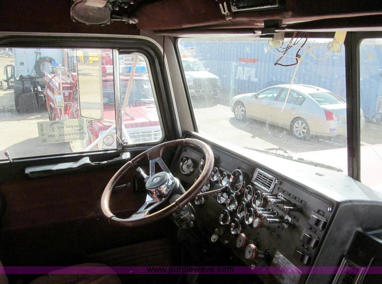 image for item D3078 1993 Peterbilt 379 semi truck