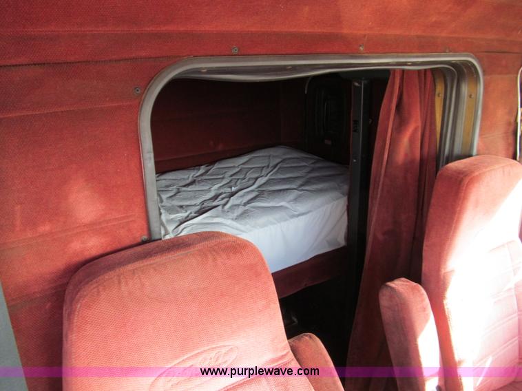 image for item D3078 1993 Peterbilt 379 semi truck