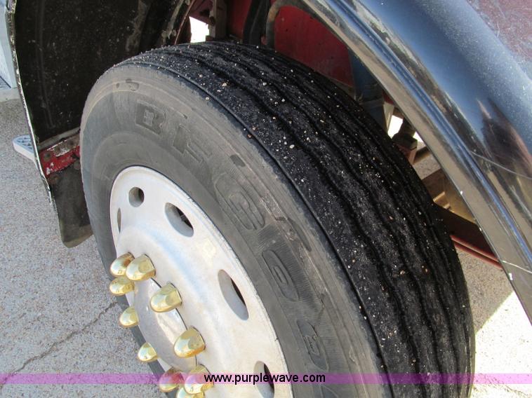 image for item D3078 1993 Peterbilt 379 semi truck