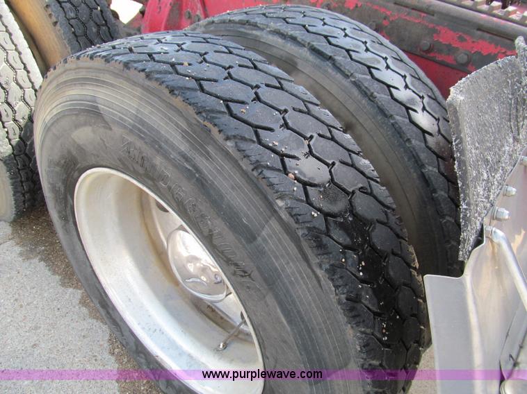 image for item D3078 1993 Peterbilt 379 semi truck