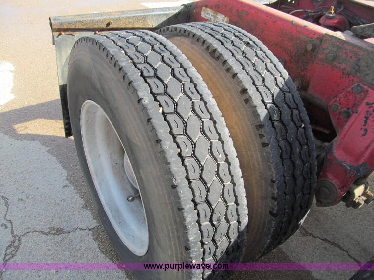 image for item D3078 1993 Peterbilt 379 semi truck