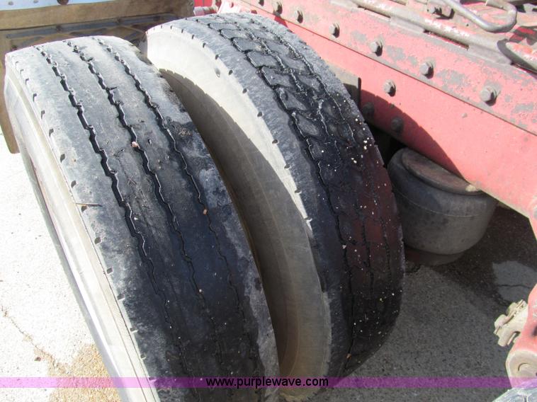 image for item D3078 1993 Peterbilt 379 semi truck