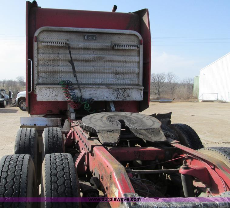 image for item D3078 1993 Peterbilt 379 semi truck