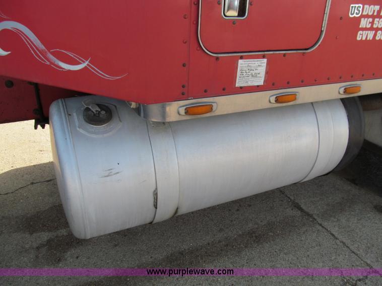 image for item D3078 1993 Peterbilt 379 semi truck