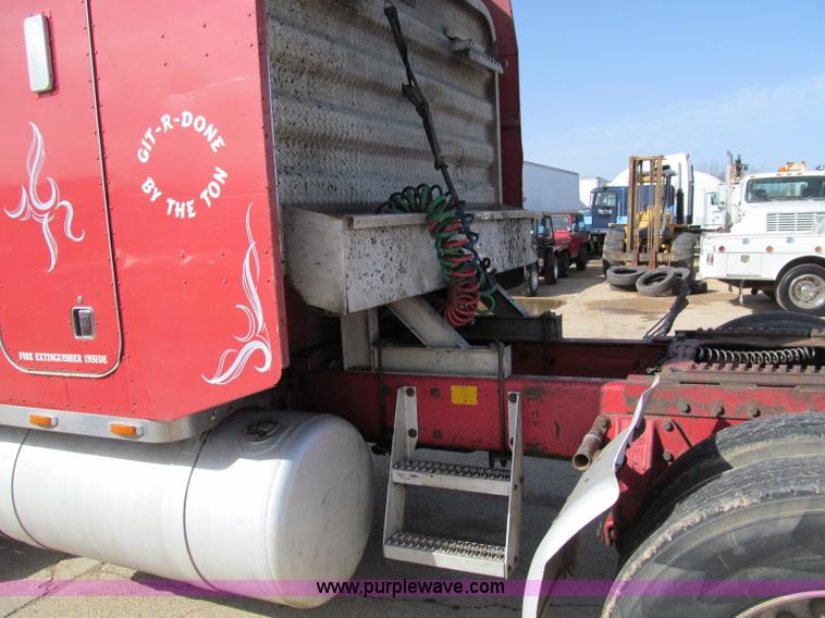 image for item D3078 1993 Peterbilt 379 semi truck