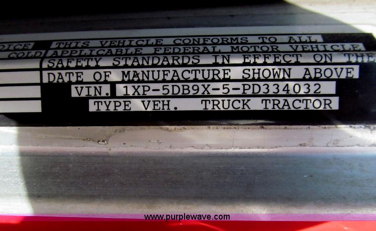 image for item D3078 1993 Peterbilt 379 semi truck