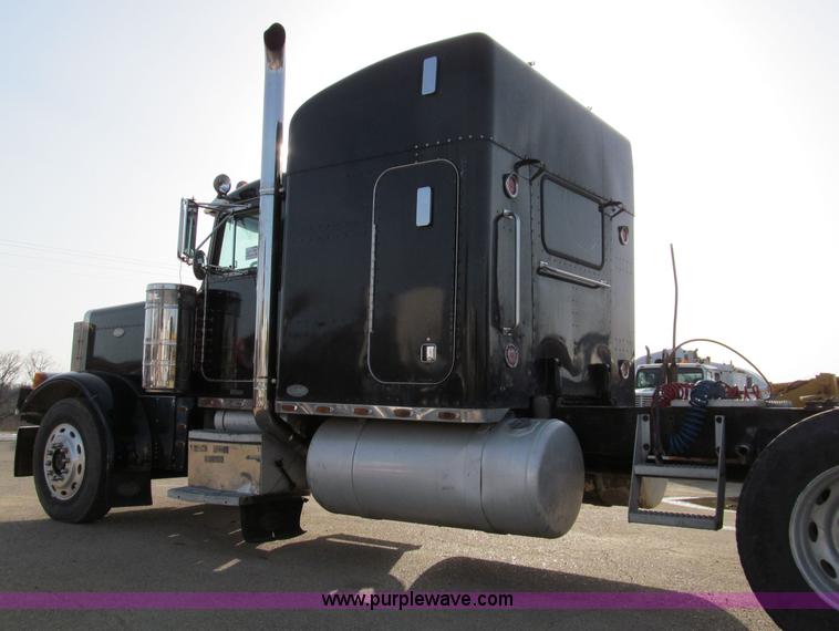 image for item D3088 1995 Peterbilt 379 semi truck