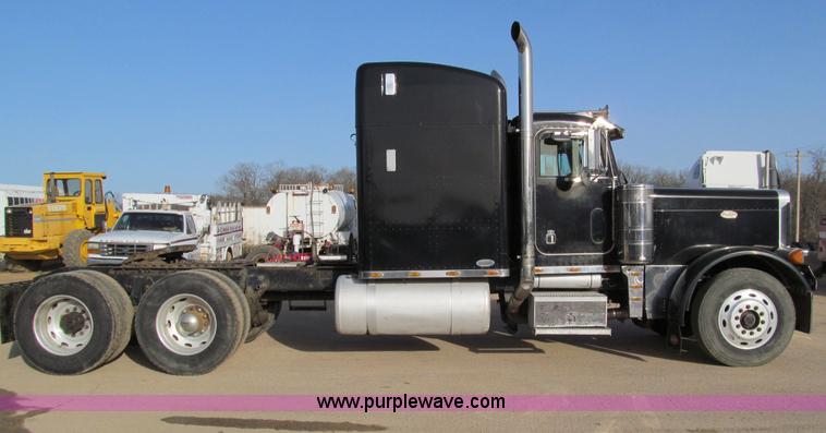 image for item D3088 1995 Peterbilt 379 semi truck