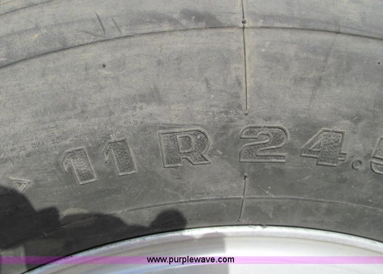 image for item D3088 1995 Peterbilt 379 semi truck