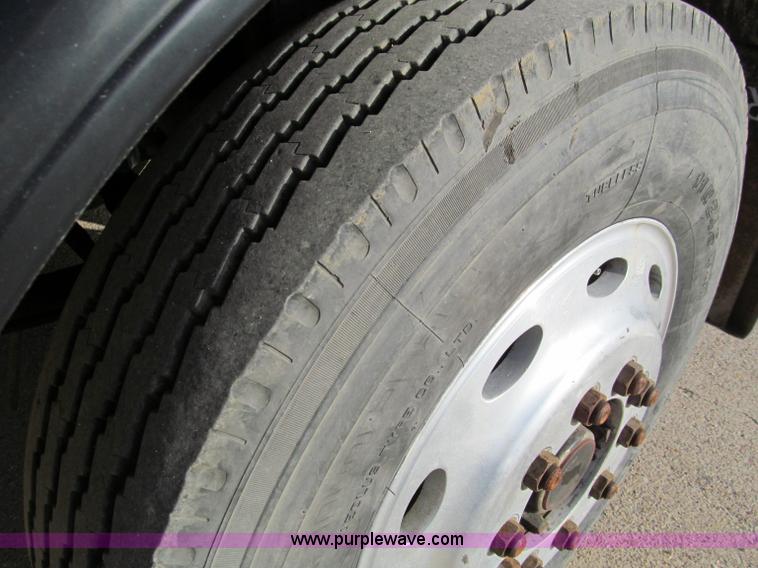 image for item D3088 1995 Peterbilt 379 semi truck