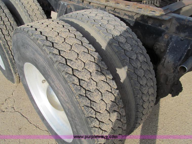 image for item D3088 1995 Peterbilt 379 semi truck