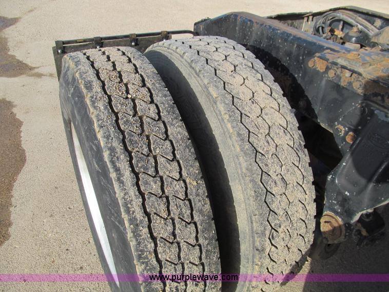 image for item D3088 1995 Peterbilt 379 semi truck