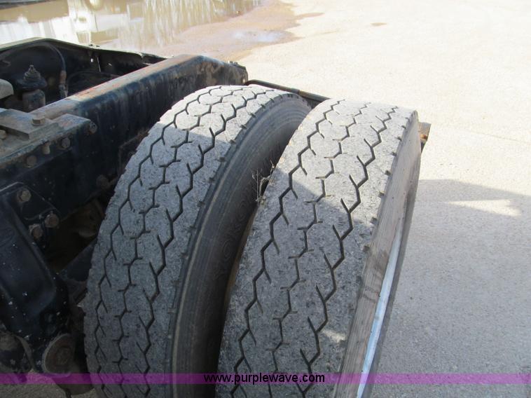 image for item D3088 1995 Peterbilt 379 semi truck