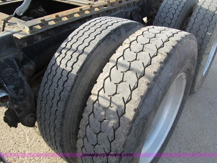 image for item D3088 1995 Peterbilt 379 semi truck