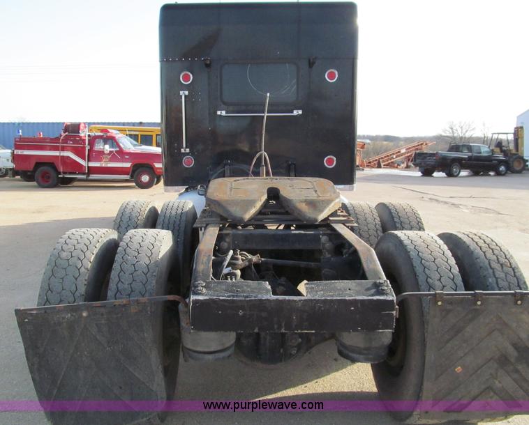 image for item D3088 1995 Peterbilt 379 semi truck