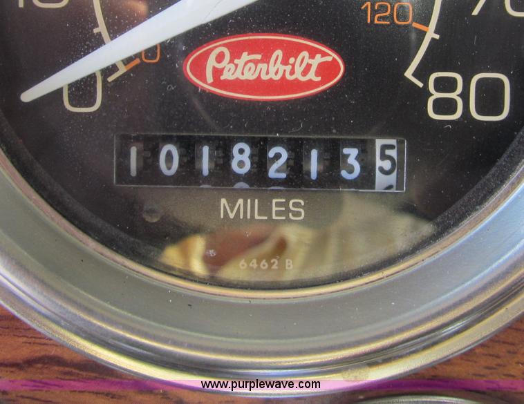 image for item D3088 1995 Peterbilt 379 semi truck