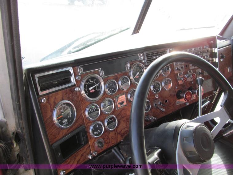 image for item D3088 1995 Peterbilt 379 semi truck