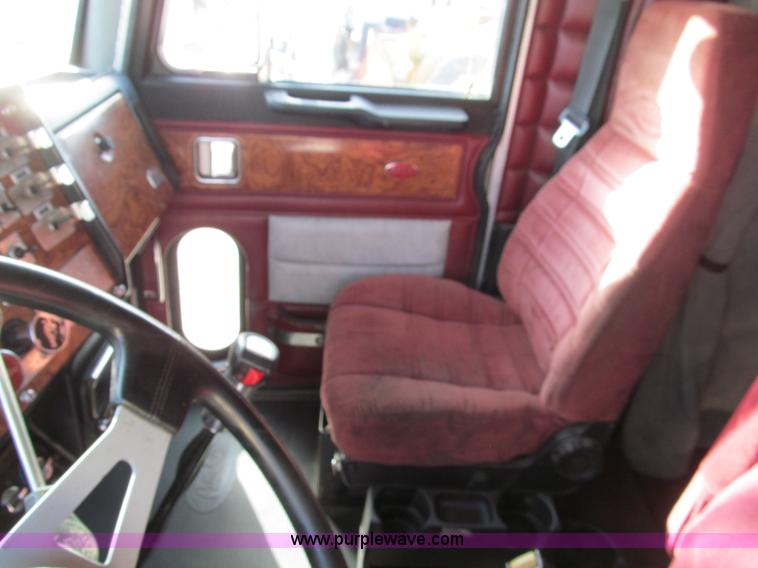 image for item D3088 1995 Peterbilt 379 semi truck