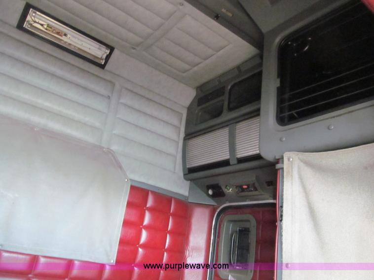 image for item D3088 1995 Peterbilt 379 semi truck