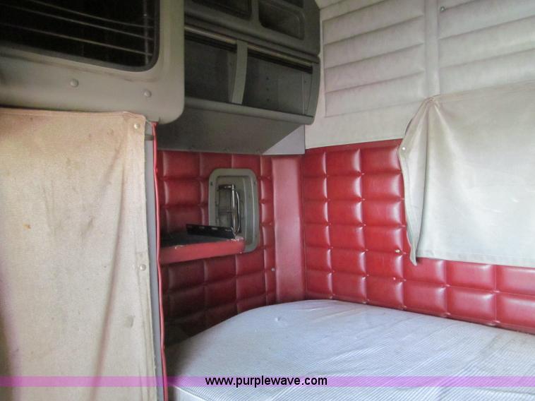 image for item D3088 1995 Peterbilt 379 semi truck