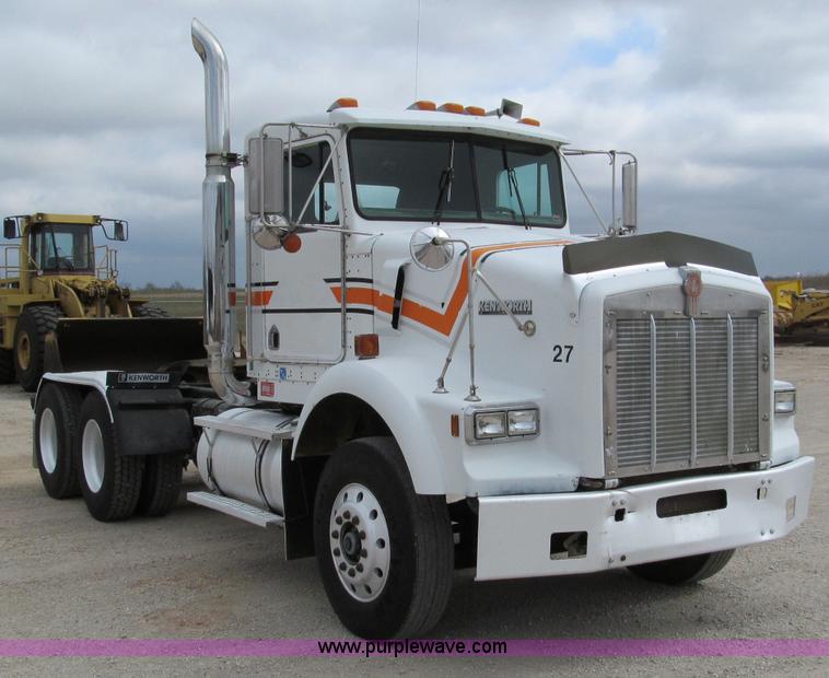 image for item D3099 1994 Kenworth T800 semi truck
