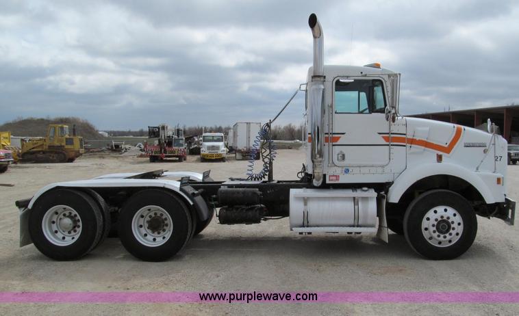 image for item D3099 1994 Kenworth T800 semi truck