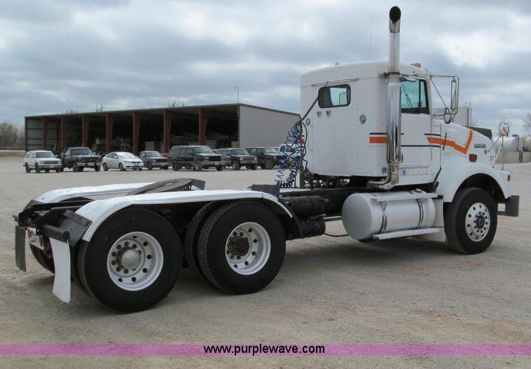 image for item D3099 1994 Kenworth T800 semi truck