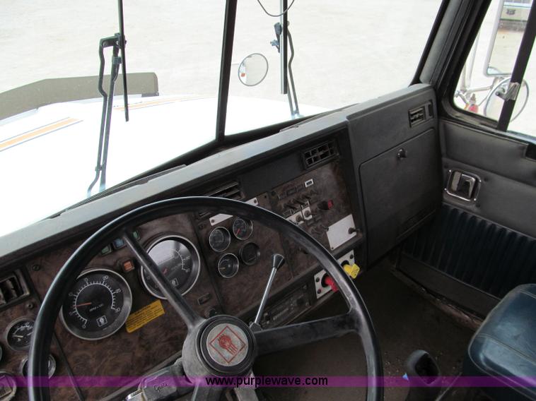 image for item D3099 1994 Kenworth T800 semi truck