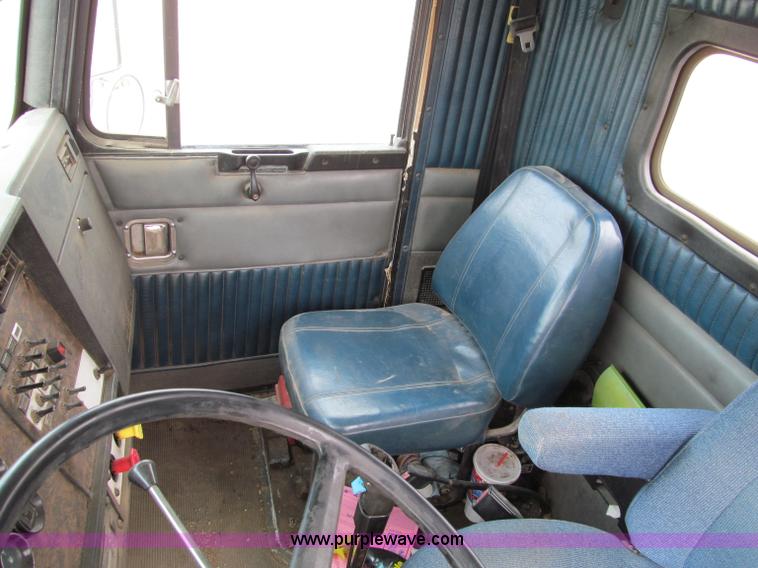 image for item D3099 1994 Kenworth T800 semi truck