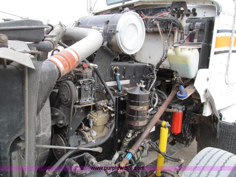 image for item D3099 1994 Kenworth T800 semi truck