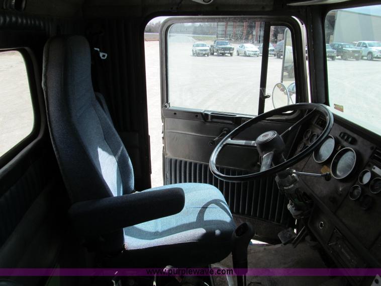 image for item D3099 1994 Kenworth T800 semi truck