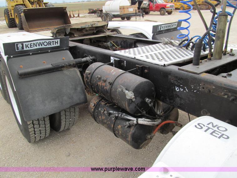 image for item D3099 1994 Kenworth T800 semi truck